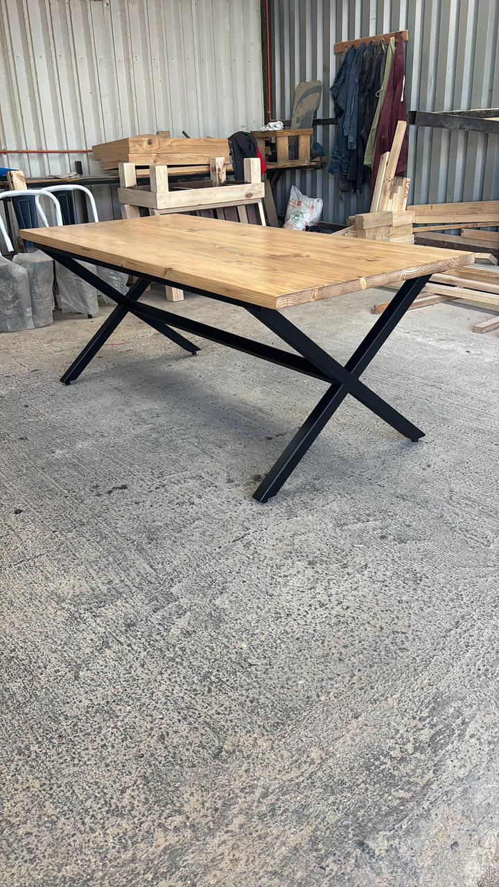 Mesa industrial modelo X con Travesaño